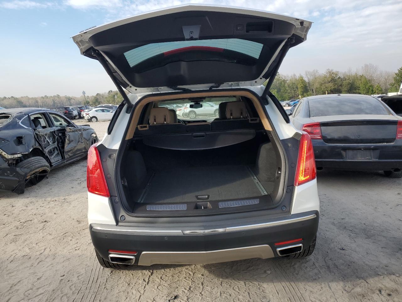 2017 Cadillac XT5 - Image 6