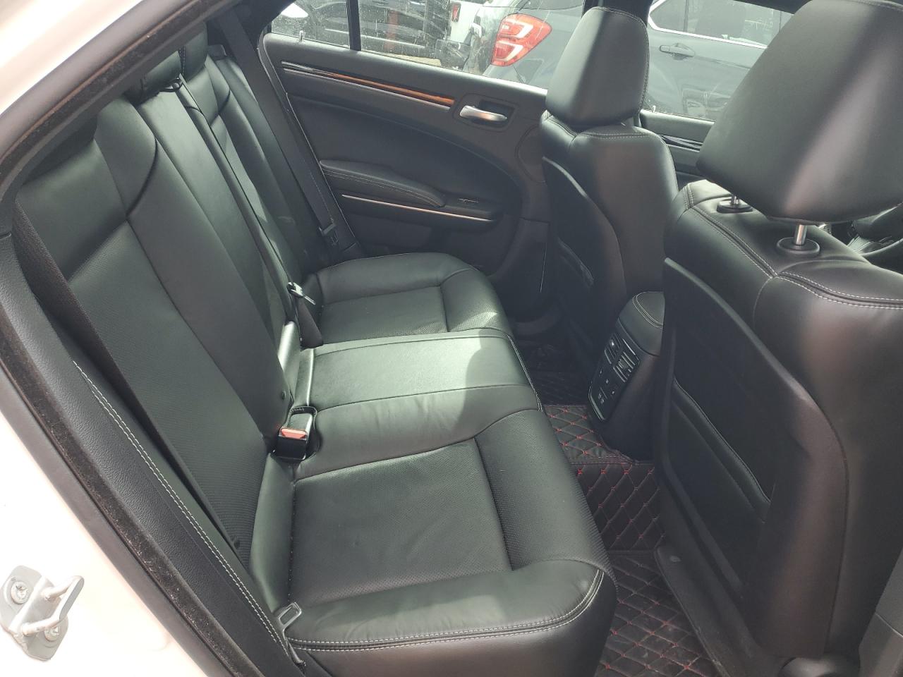 2019 Chrysler 300 - Image 10