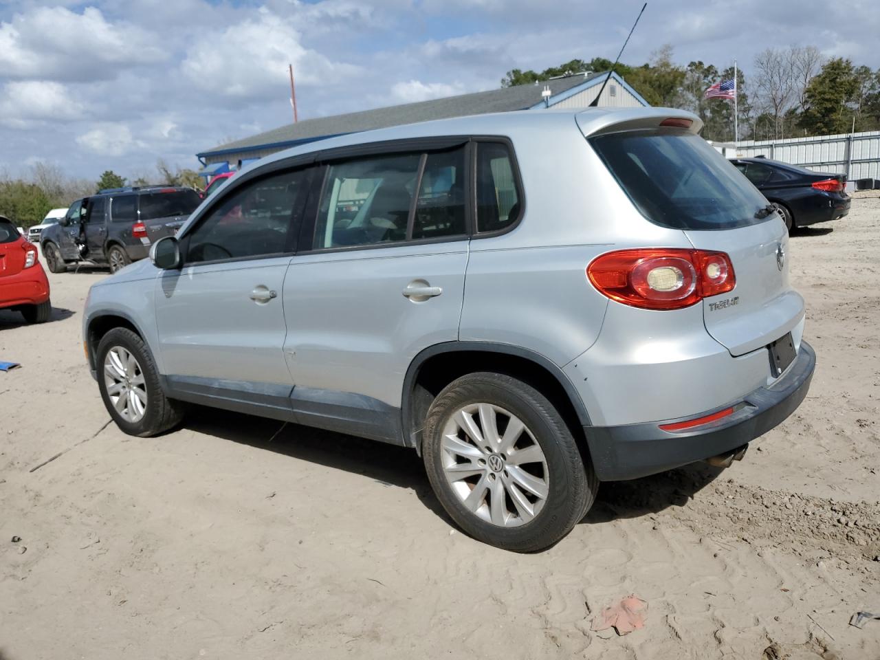2009 Volkswagen Tiguan - Image 2