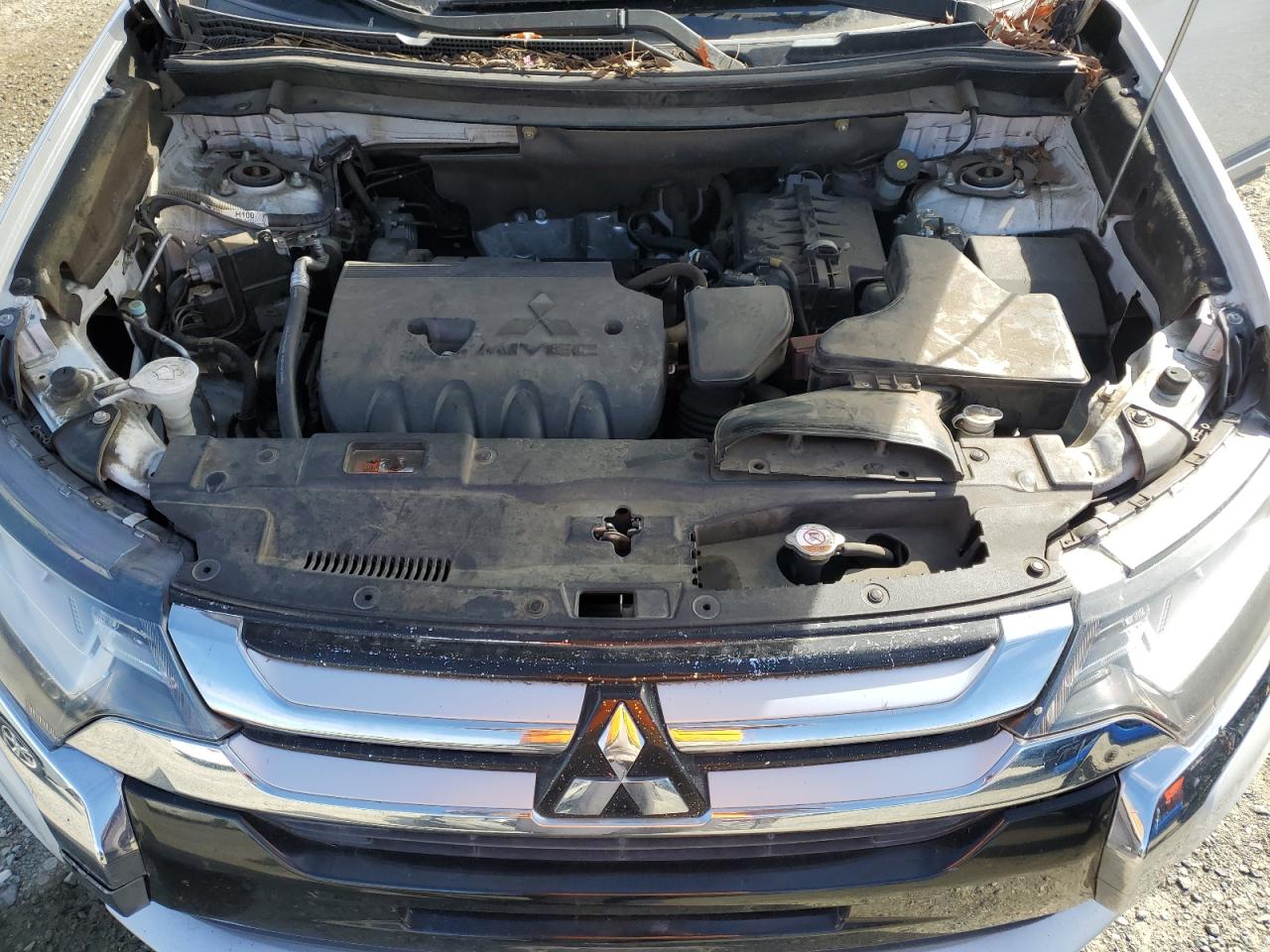 2016 Mitsubishi Outlander - Image 12