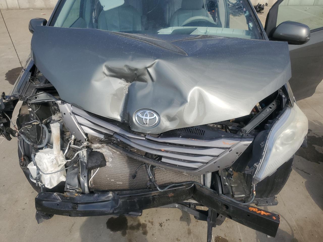 2011 Toyota Sienna - Image 12