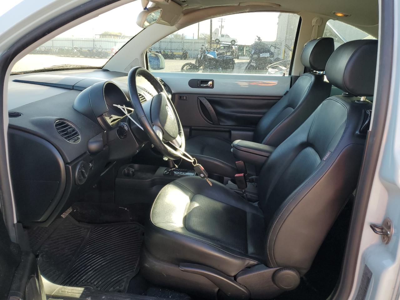 2010 Volkswagen Beetle - Image 7