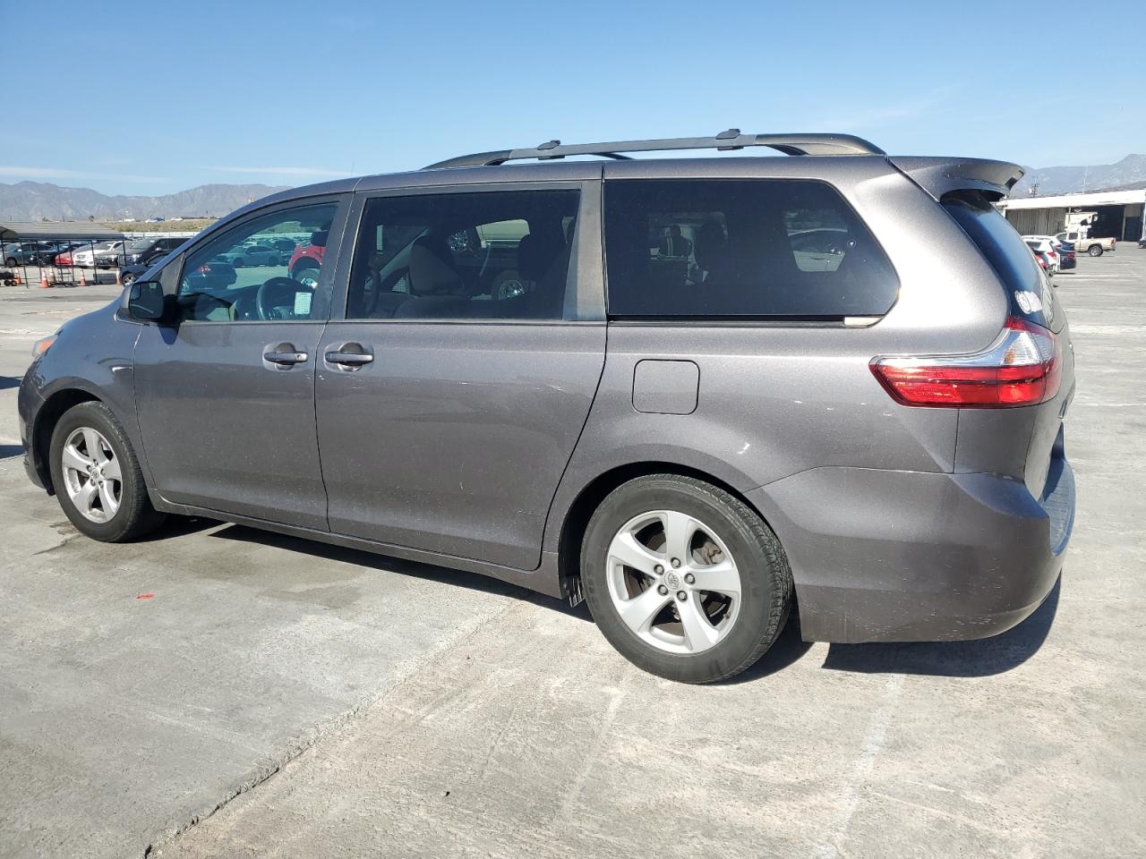 2016 Toyota Sienna - Image 2