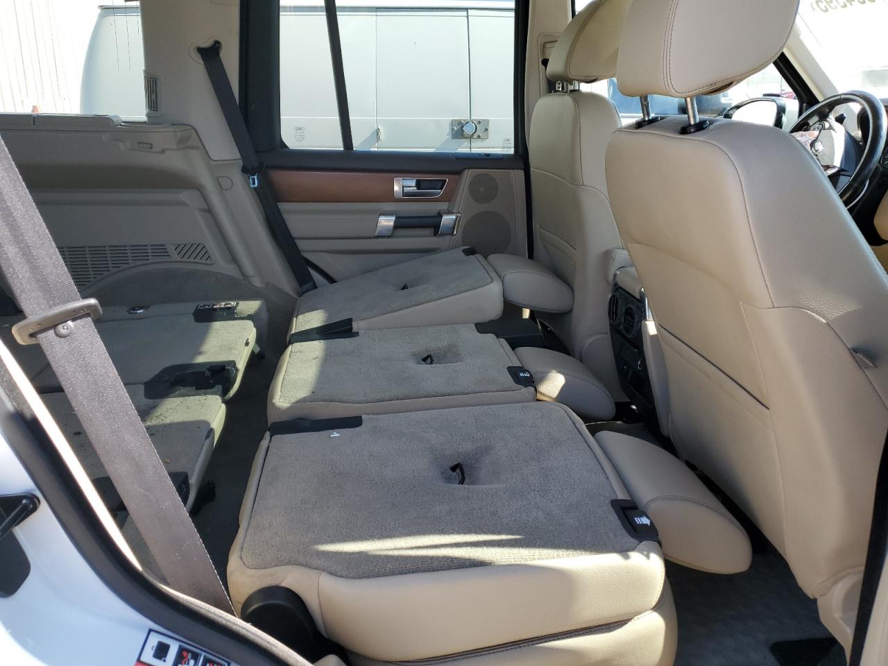 2016 Land Rover LR4 - Image 11