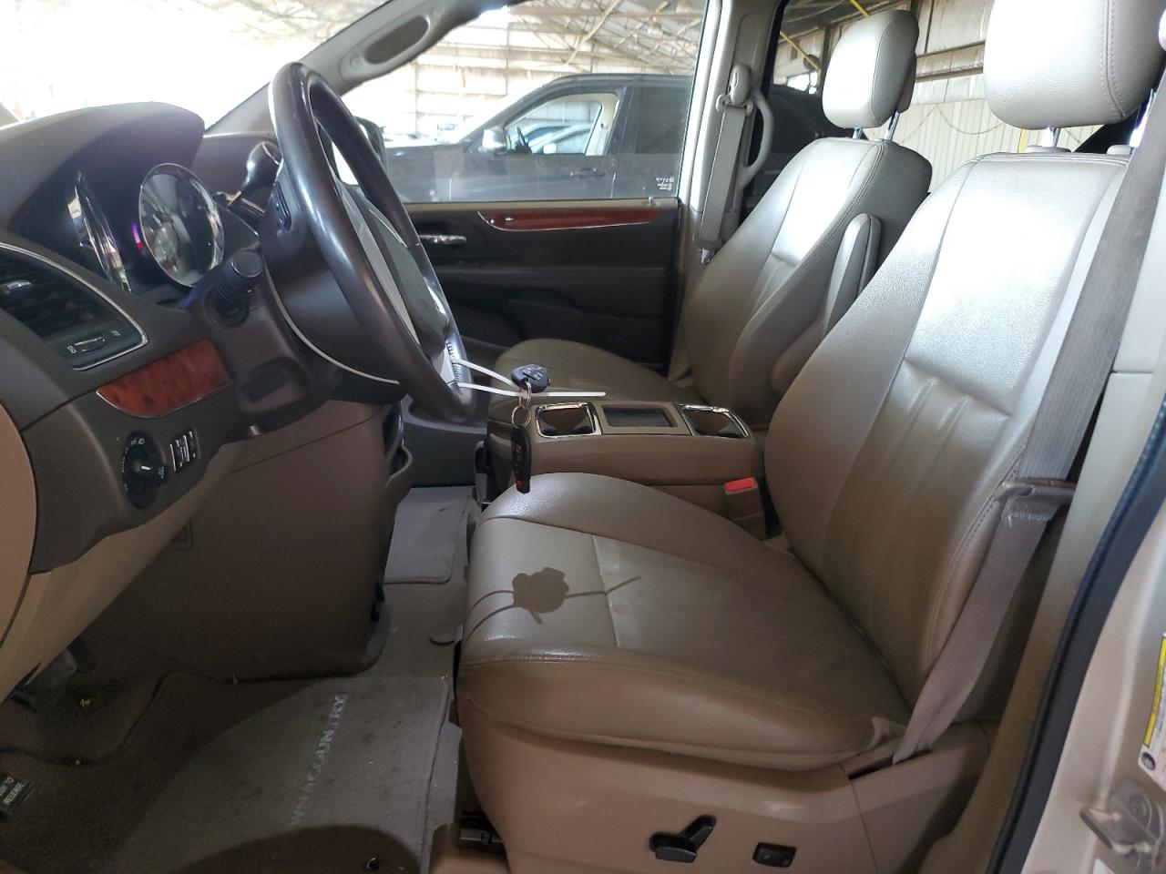 2014 Chrysler Town & Country - Image 7