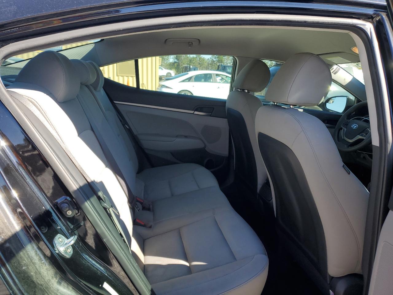 2017 Hyundai Elantra - Image 10