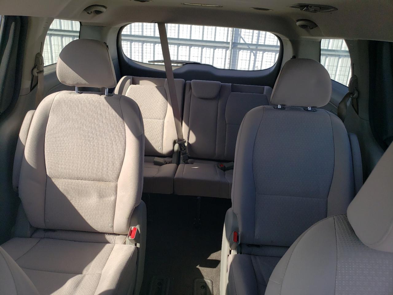 2017 Kia Sedona - Image 10