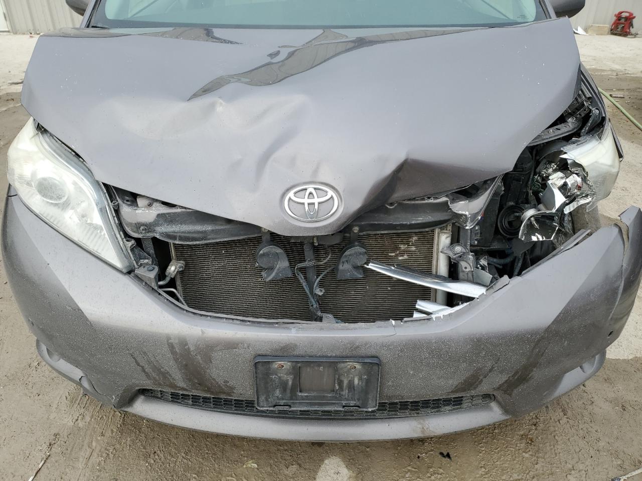 2011 Toyota Sienna - Image 12