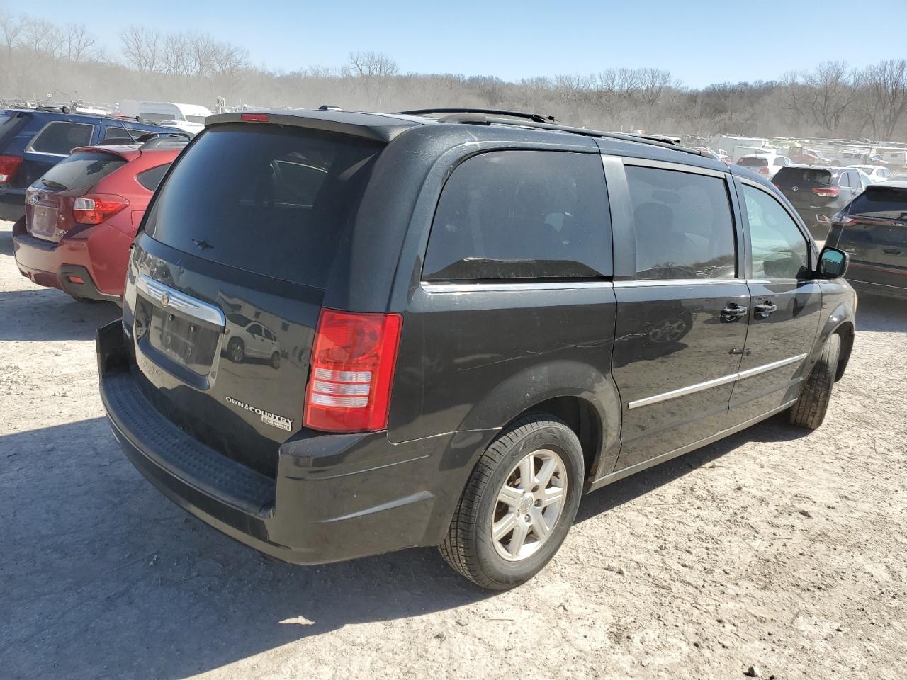 2009 Chrysler Town & Country - Image 3