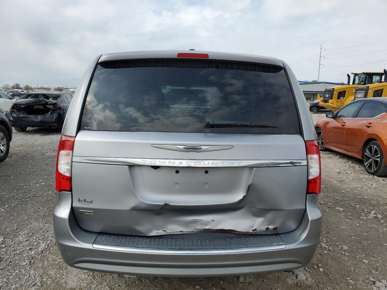 2016 Chrysler Town & Country - Image 6