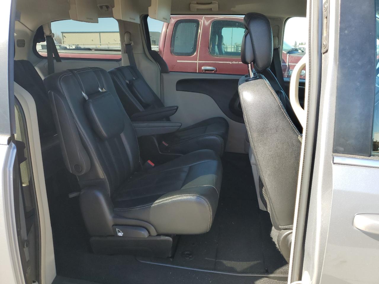 2015 Chrysler Town & Country - Image 11
