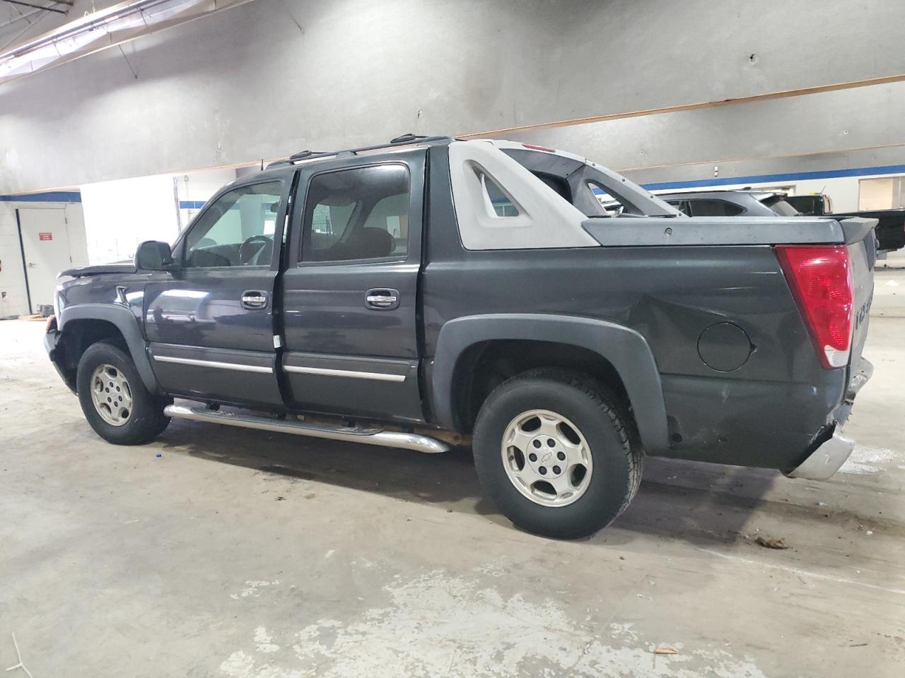2005 Chevrolet Avalanche - Image 2