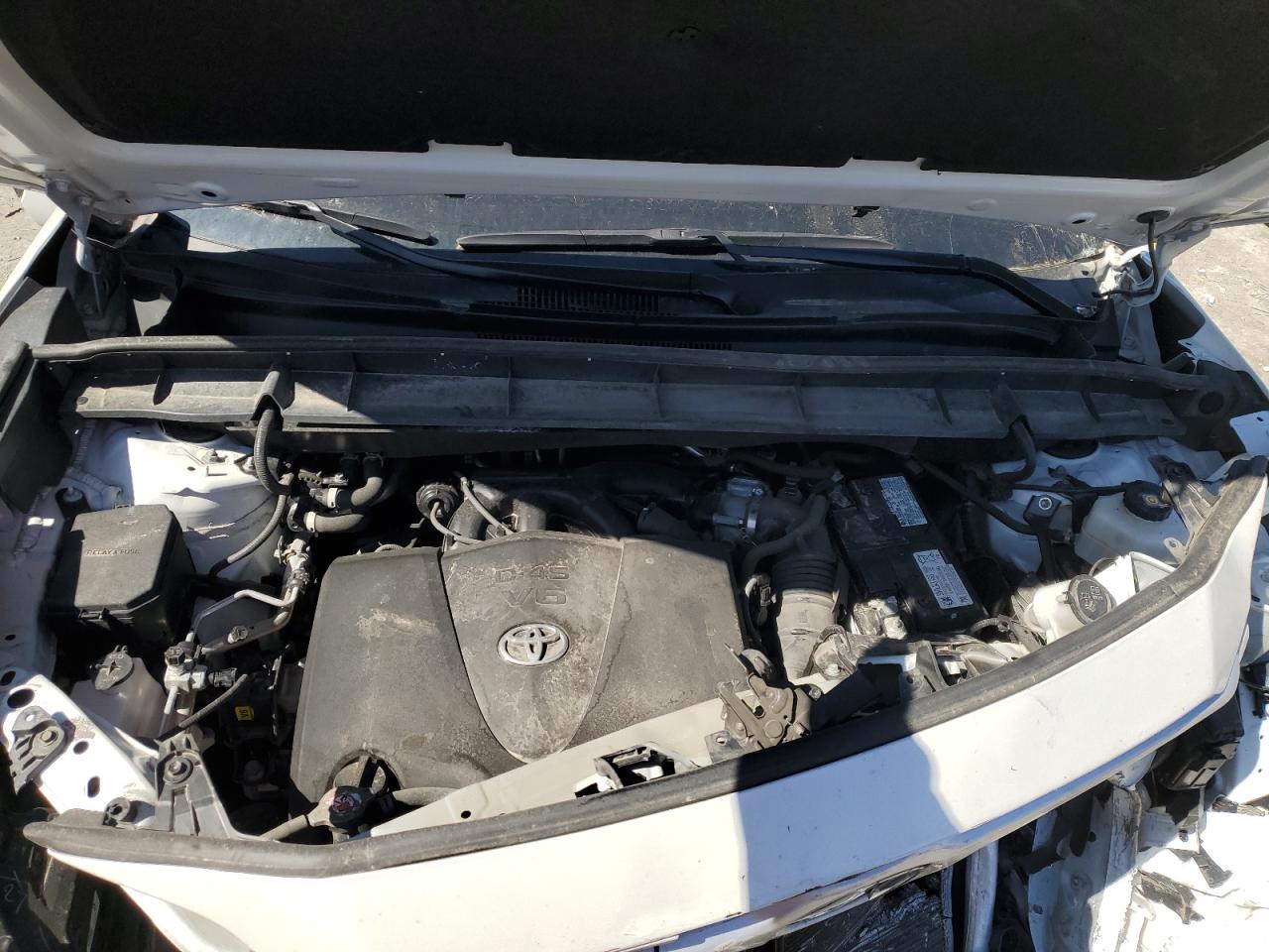 2022 Toyota Highlander - Image 12