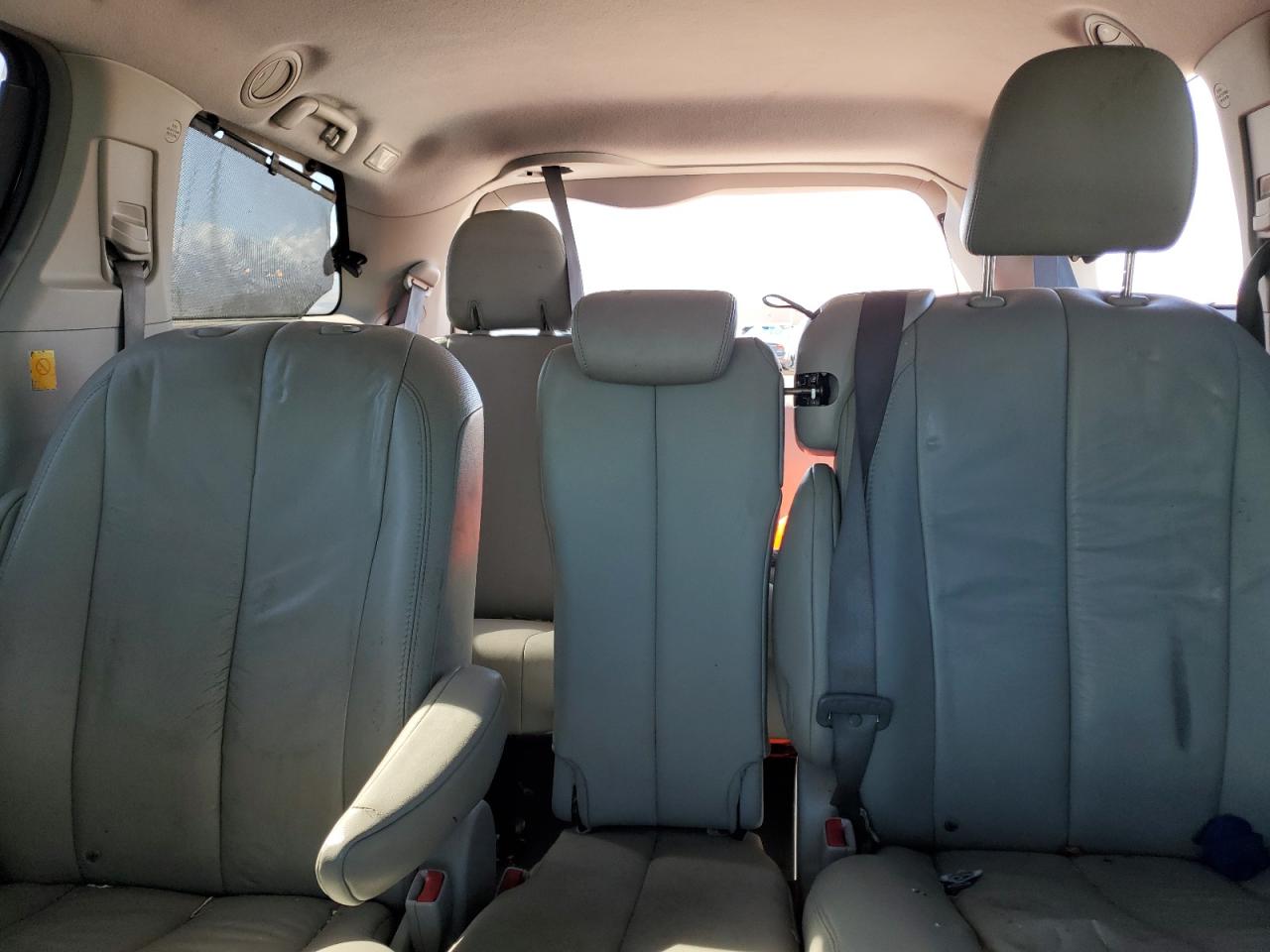 2011 Toyota Sienna - Image 10
