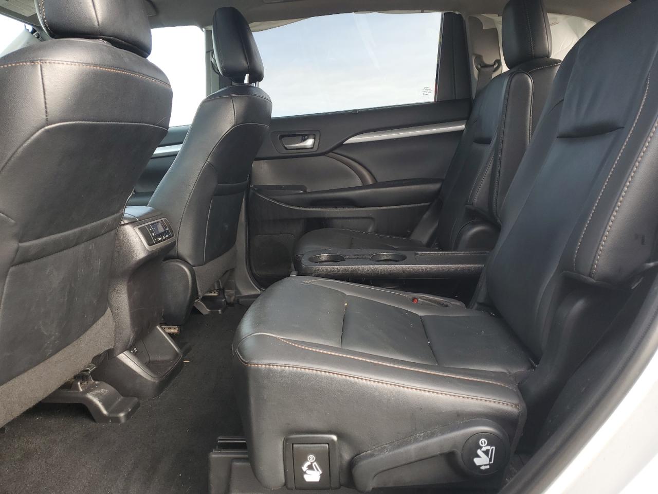 2019 Toyota Highlander - Image 11