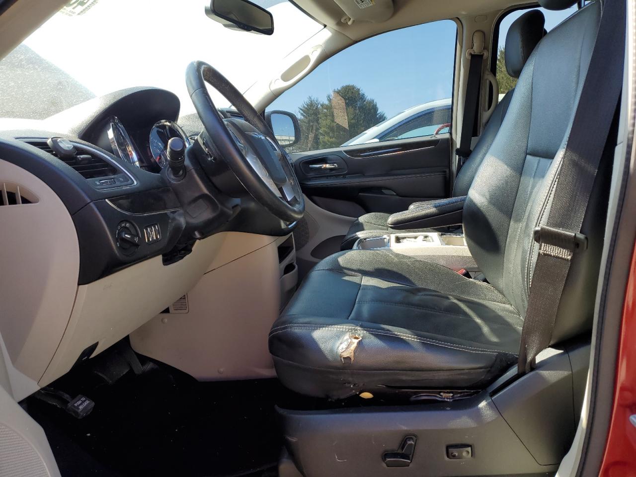 2013 Chrysler Town & Country - Image 7