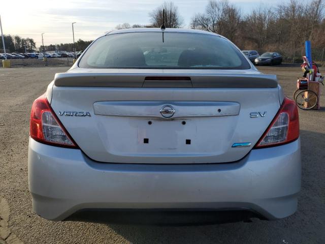  NISSAN VERSA 2018 Серебристый