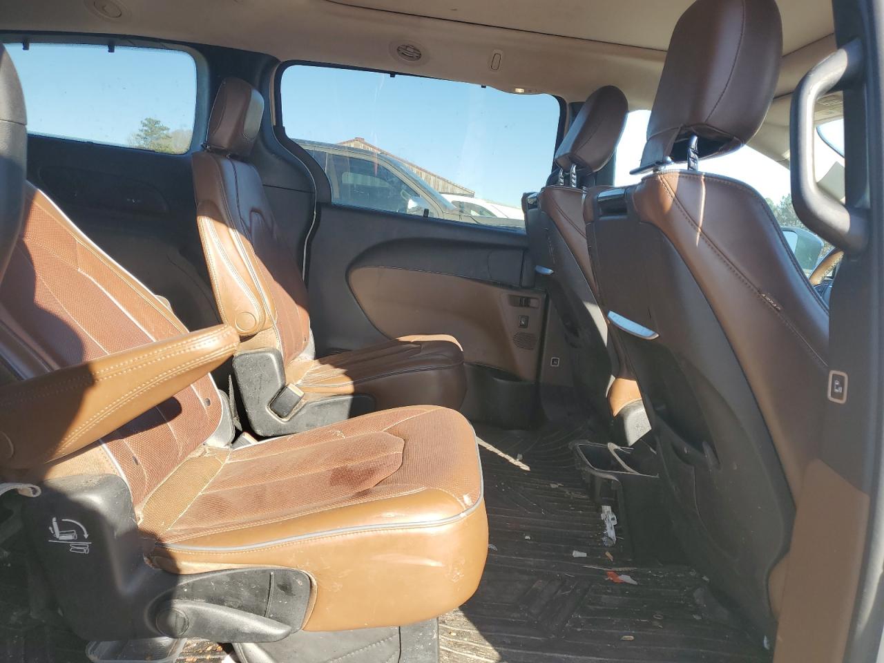 2017 Chrysler Pacifica - Image 12