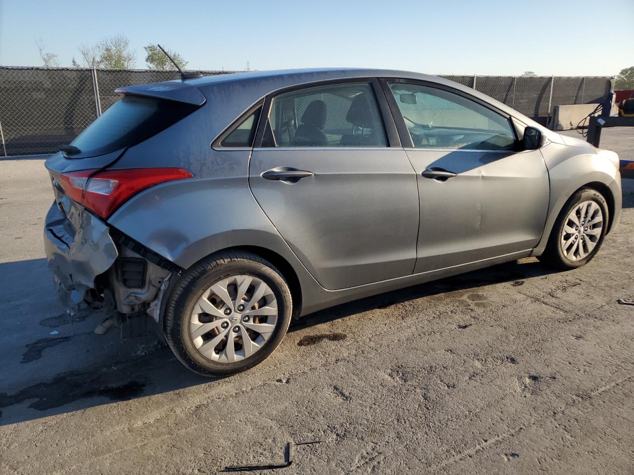 2017 Hyundai Elantra - Image 3
