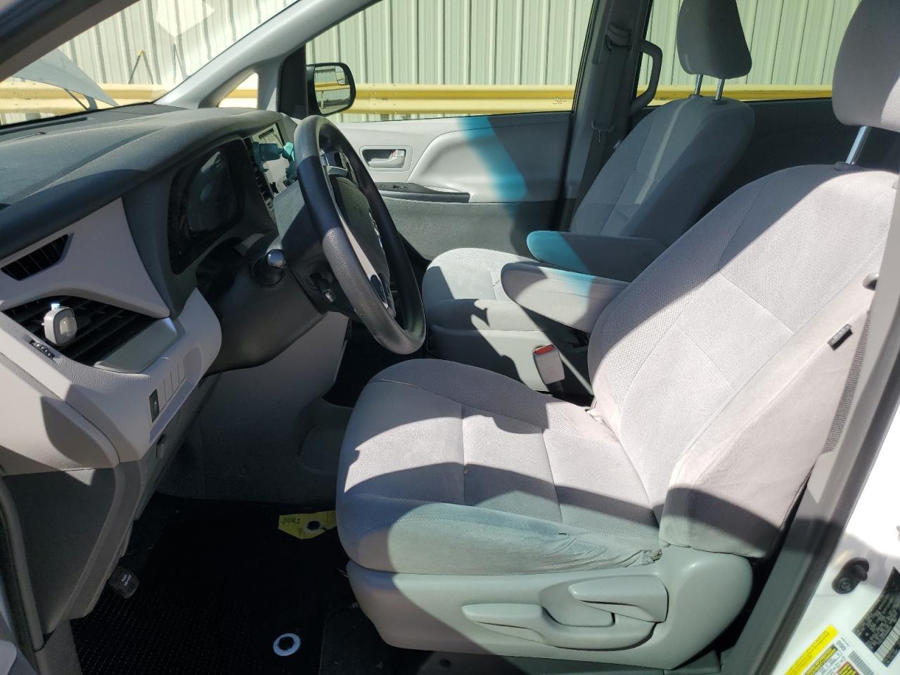 2017 Toyota Sienna - Image 7