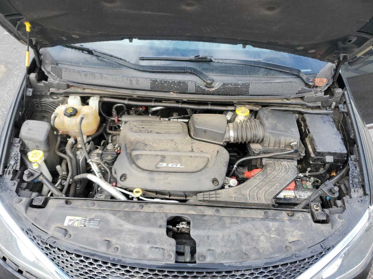 2017 Chrysler Pacifica - Image 12