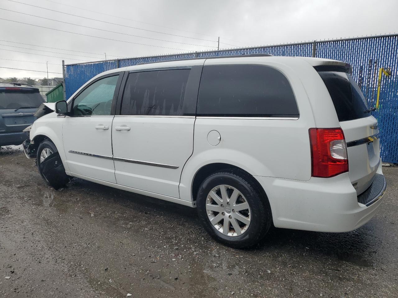 2015 Chrysler Town & Country - Image 2