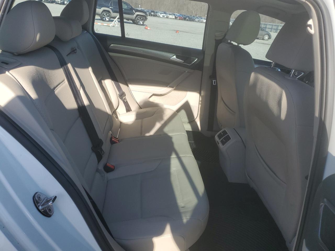 2018 Volkswagen Golf - Image 10
