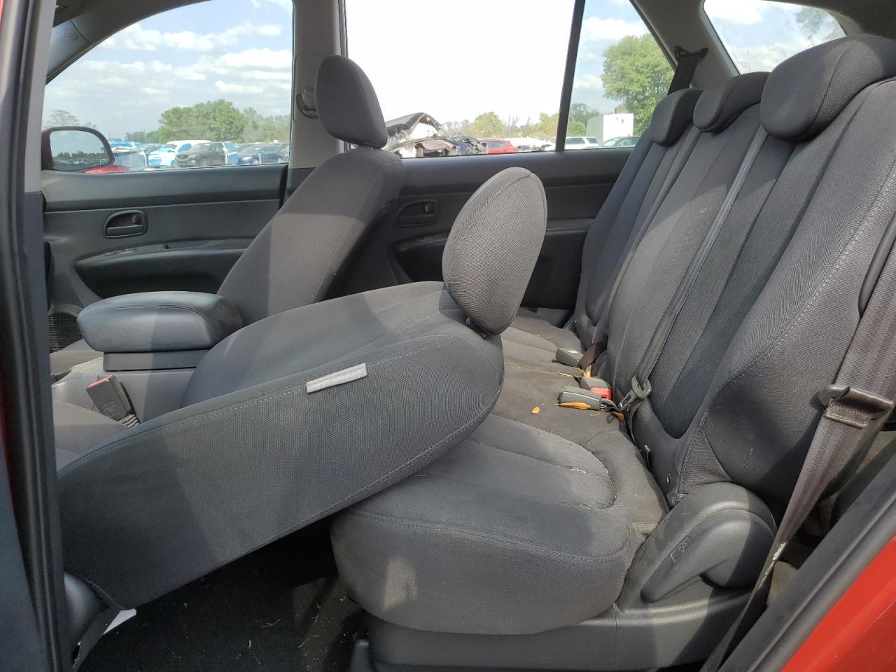 2008 Kia Rondo - Image 11