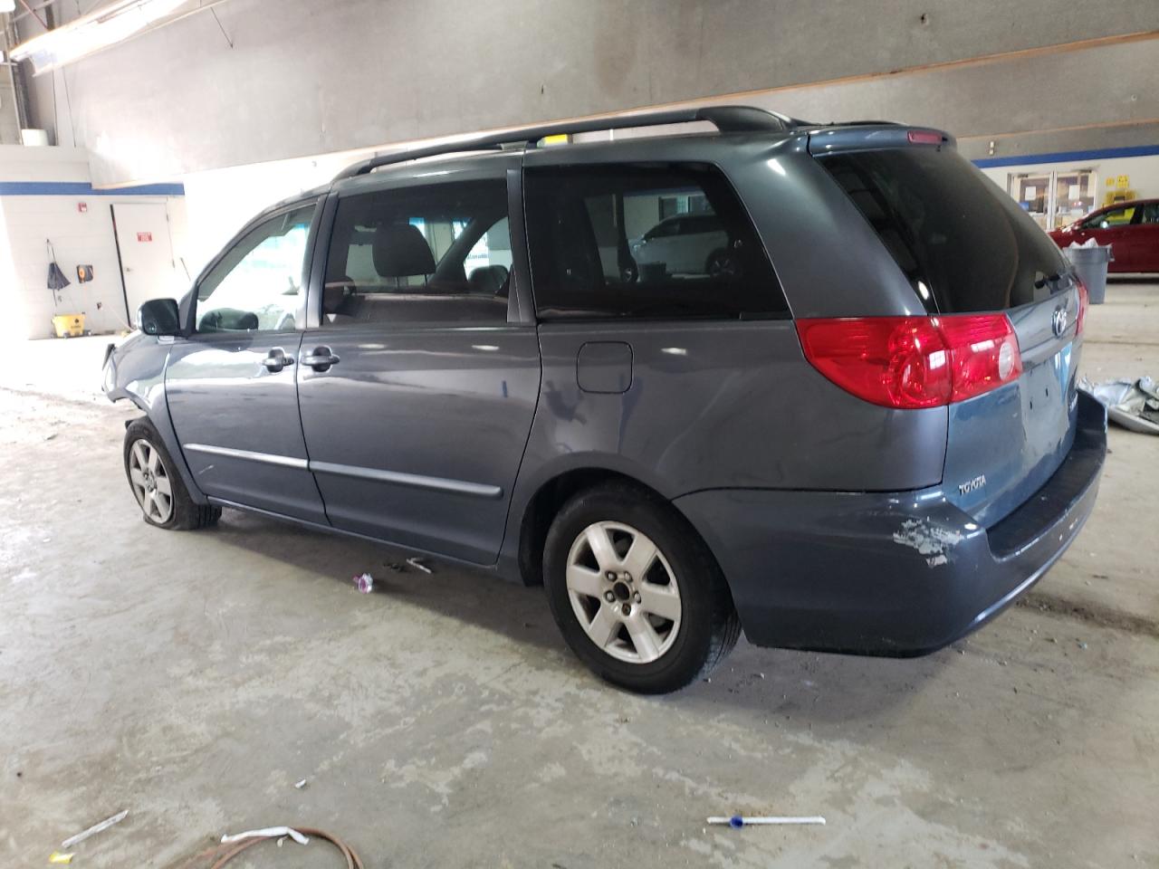 2009 Toyota Sienna - Image 2