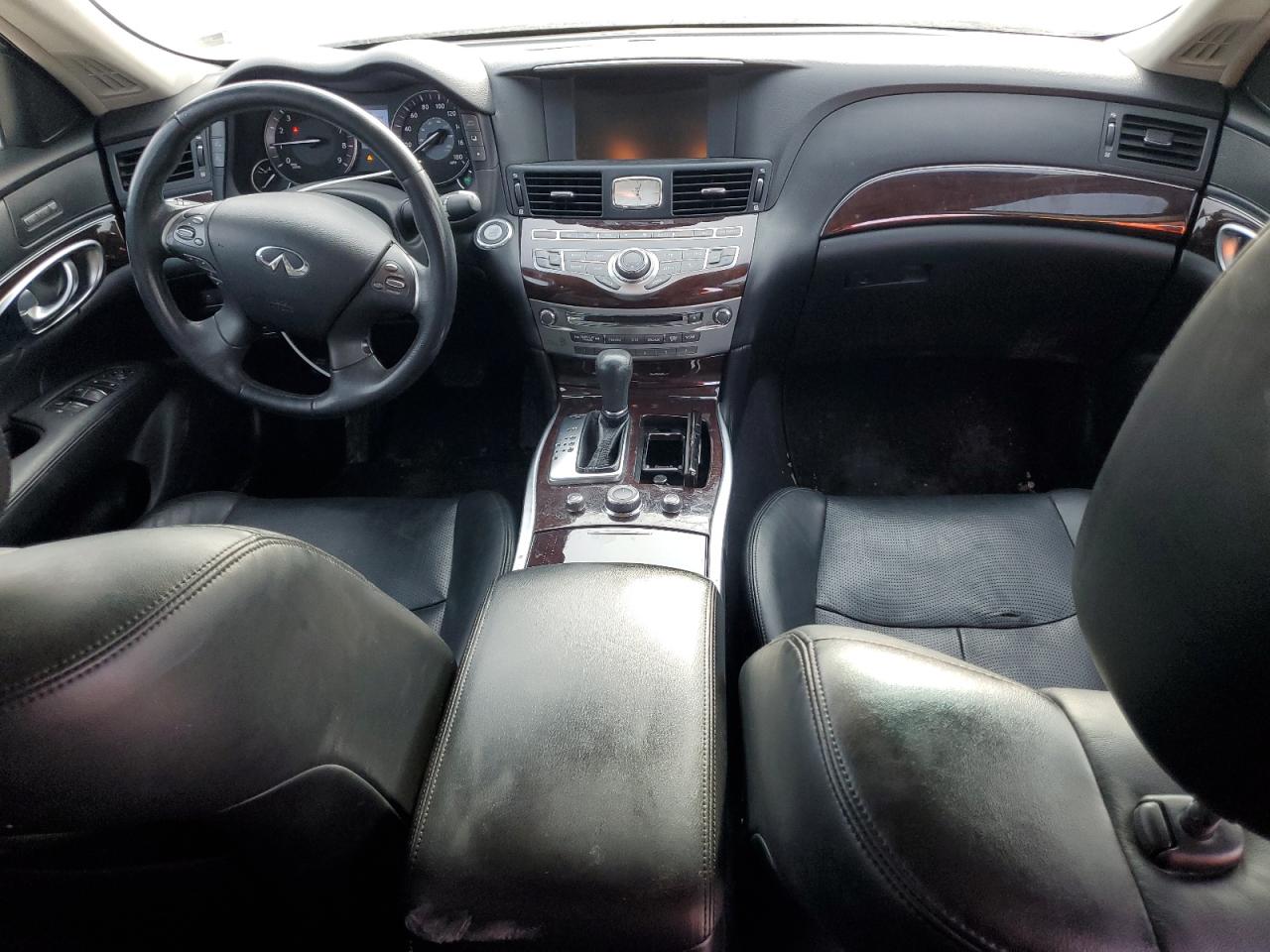 2011 Infiniti M - Image 8