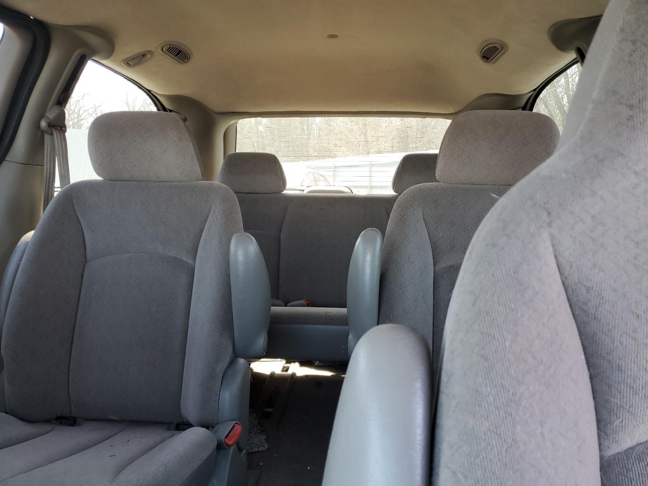 2003 Chrysler Town & Country - Image 10