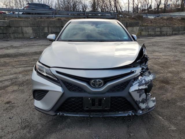  TOYOTA CAMRY 2018 Srebrny