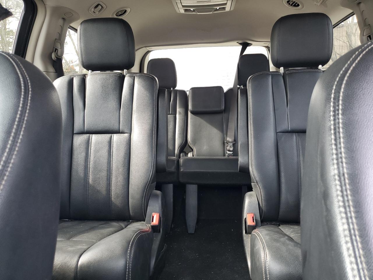 2012 Chrysler Town & Country - Image 10