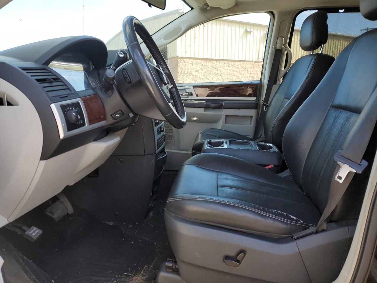 2010 Chrysler Town & Country - Image 7