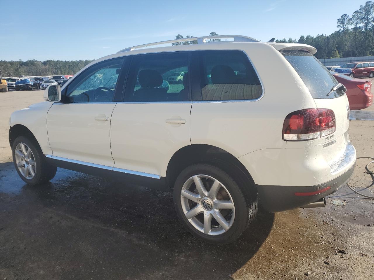 2008 Volkswagen Touareg - Image 2