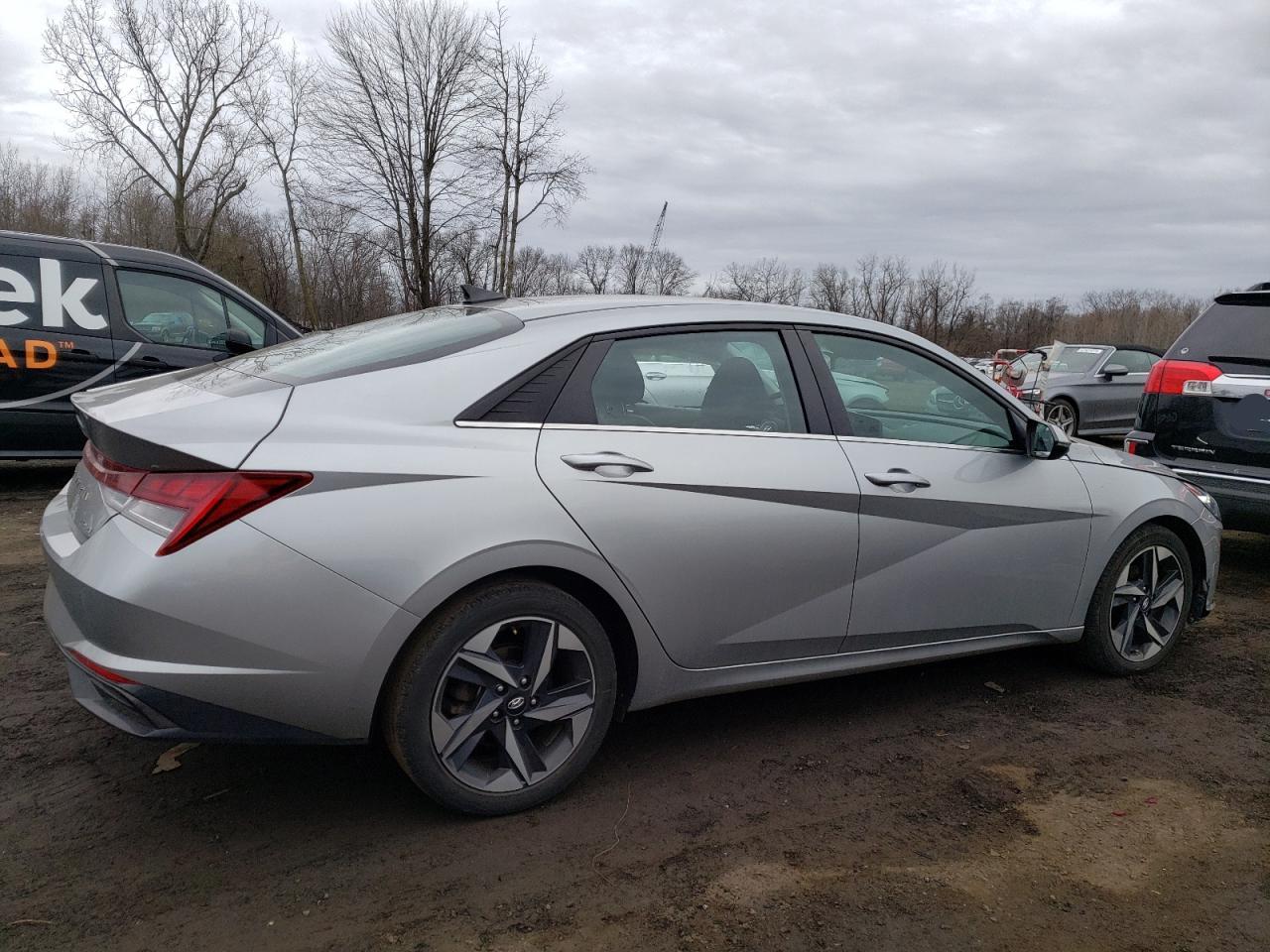 2022 Hyundai Elantra - Image 3