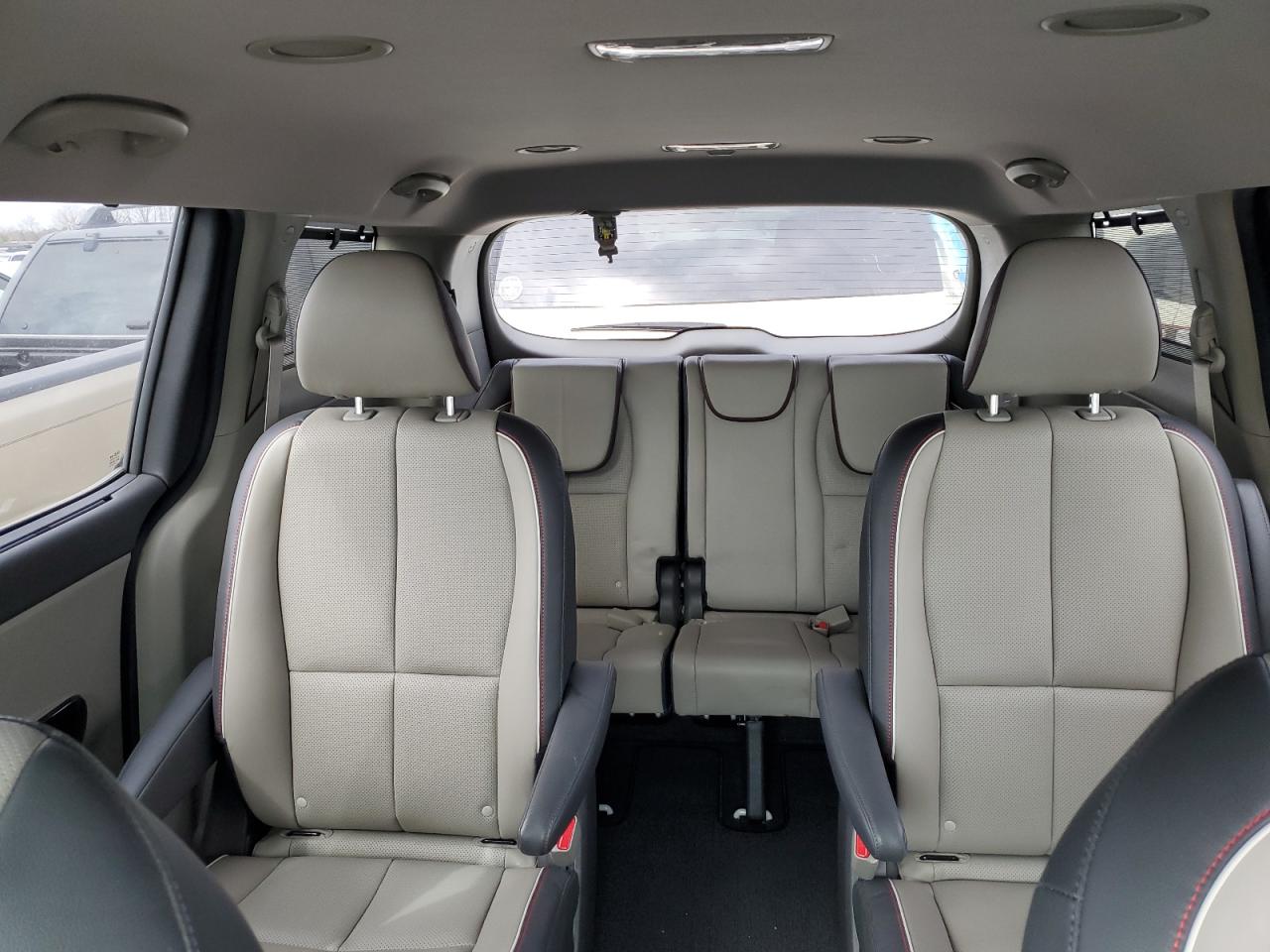2018 Kia Sedona - Image 10