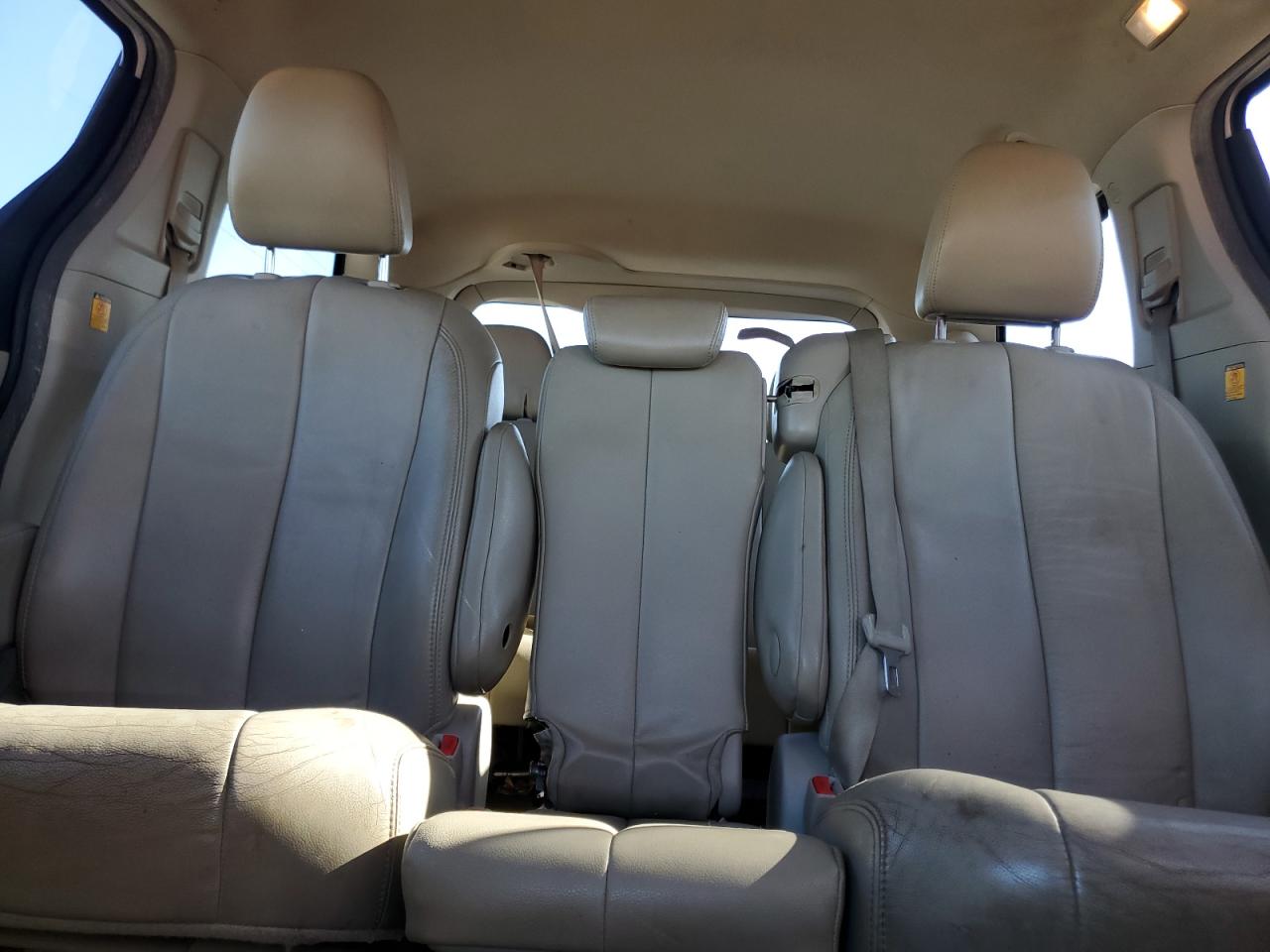 2013 Toyota Sienna - Image 10