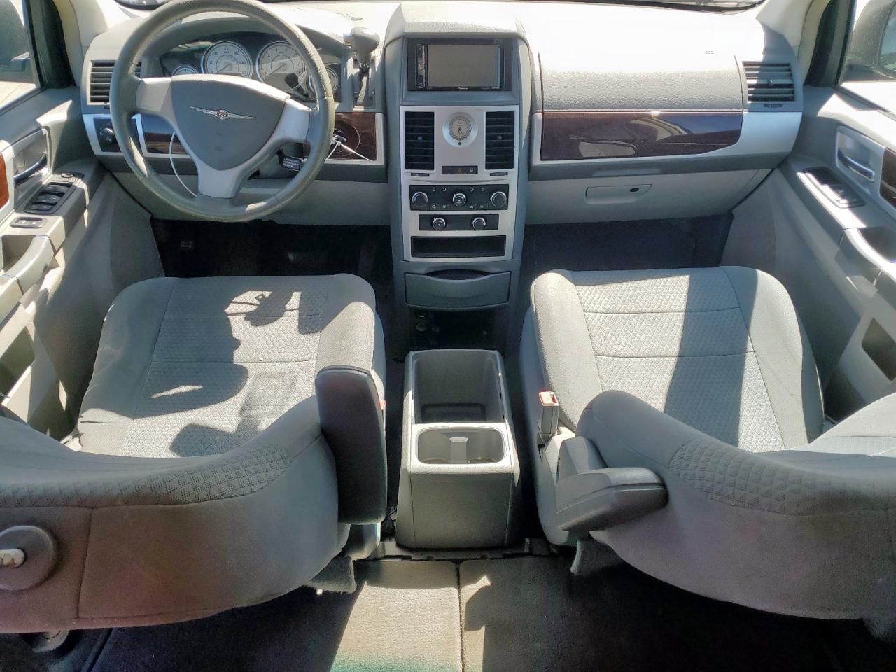 2010 Chrysler Town & Country - Image 8