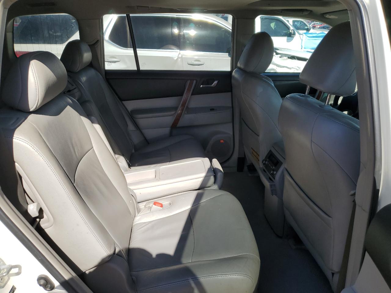 2010 Toyota Highlander - Image 11