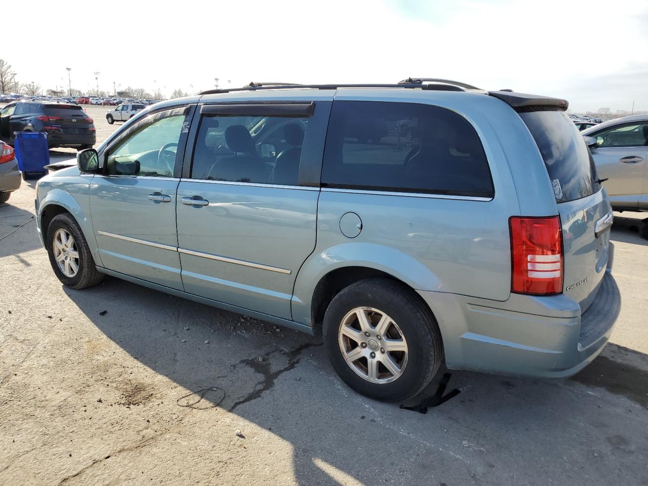 2009 Chrysler Town & Country - Image 2