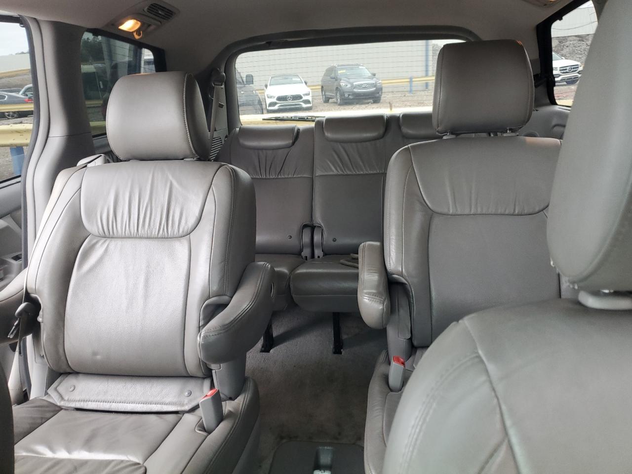 2010 Toyota Sienna - Image 10