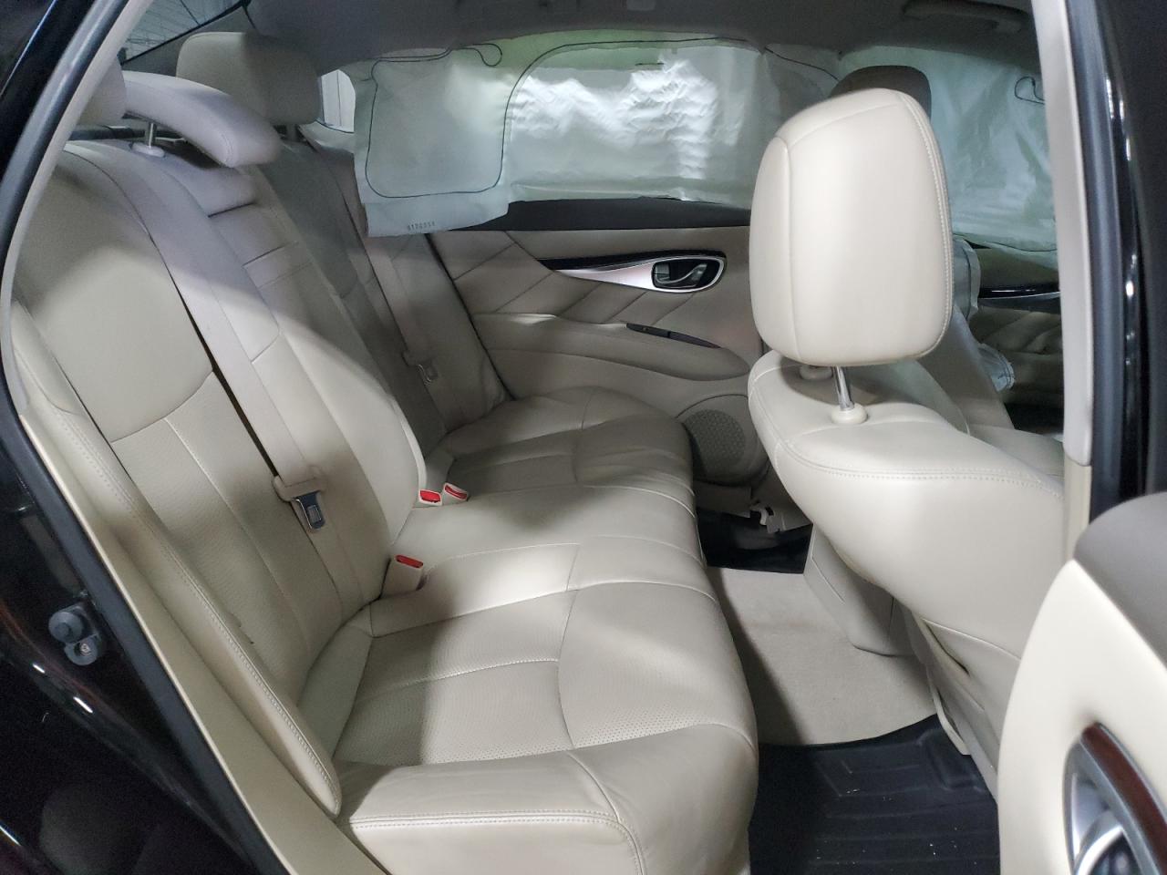2011 Infiniti M - Image 10