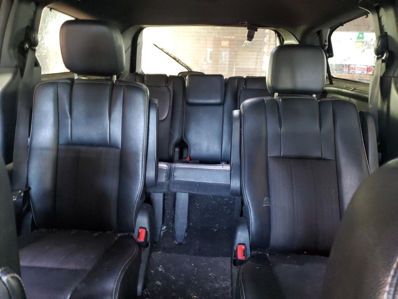 2015 Chrysler Town & Country - Image 10