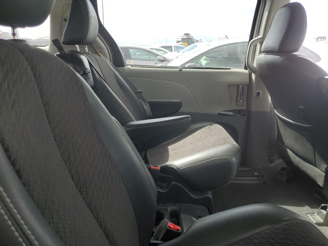 2011 Toyota Sienna - Image 11
