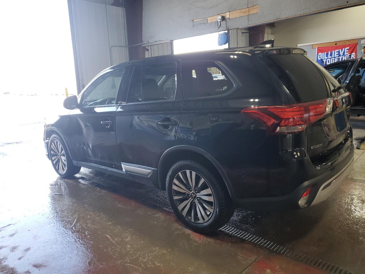 2019 Mitsubishi Outlander - Image 2