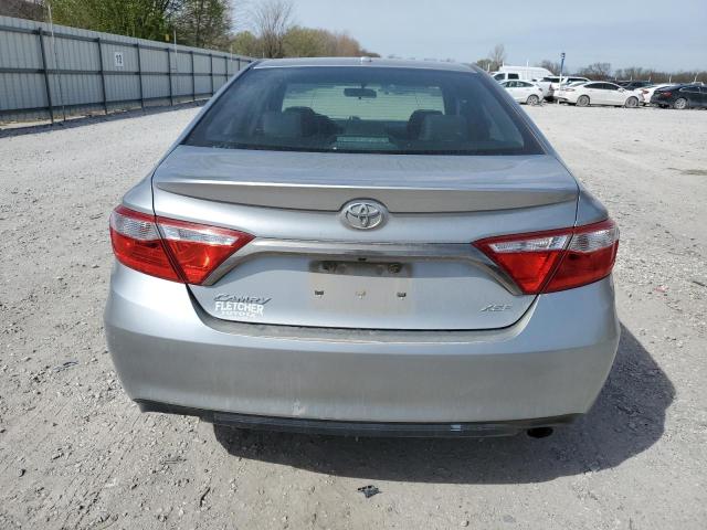 Sedans TOYOTA CAMRY 2015 Srebrny
