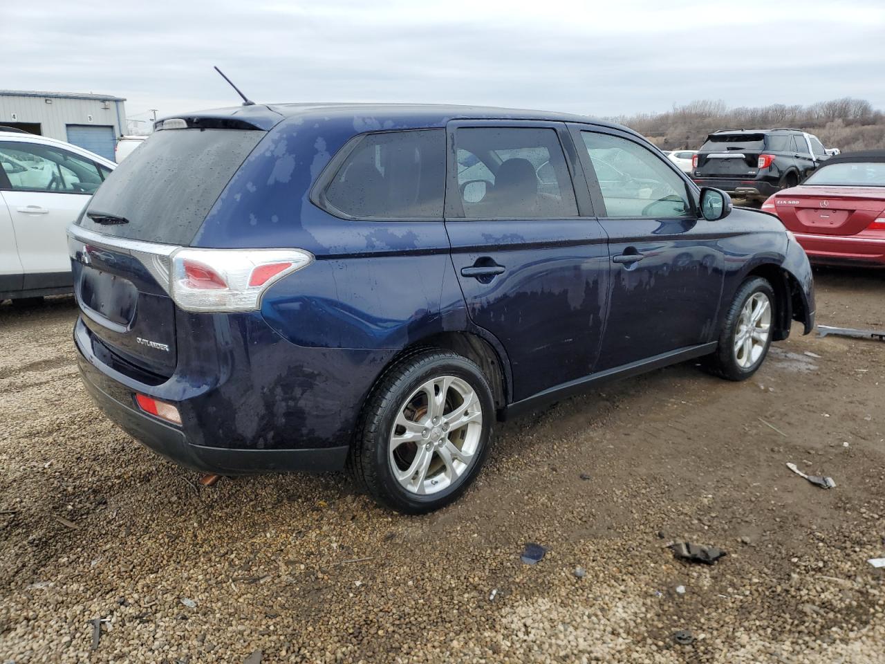 2014 Mitsubishi Outlander - Image 3