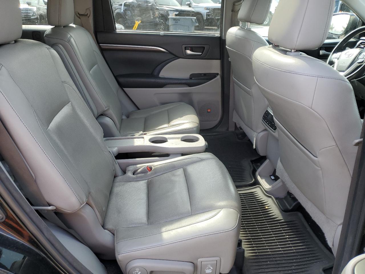 2014 Toyota Highlander - Image 11