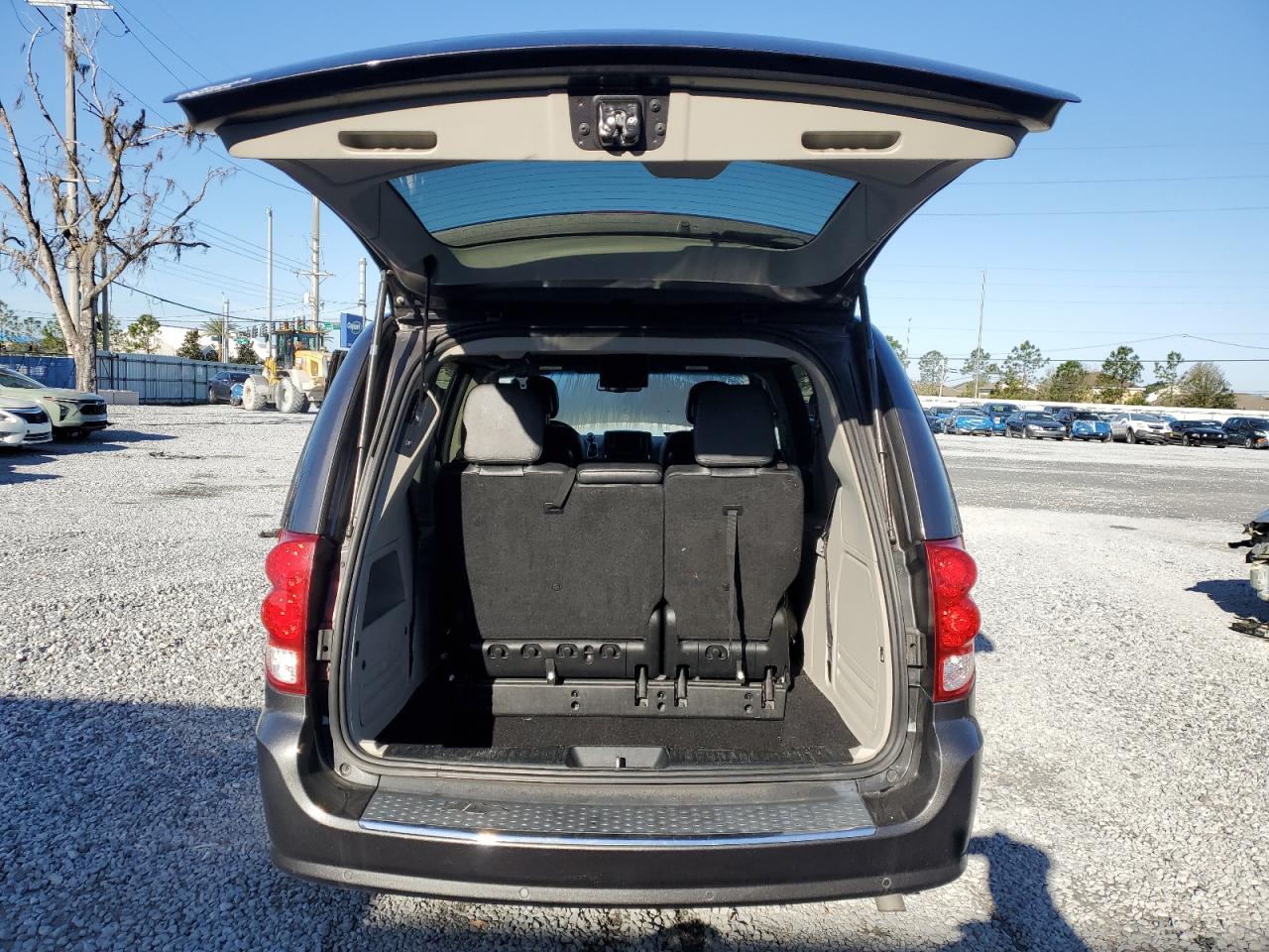 2017 Dodge Caravan - Image 6